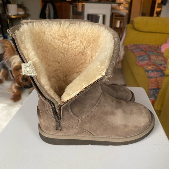 Unique UGG boots. Size 6 - Picture 9 of 9
